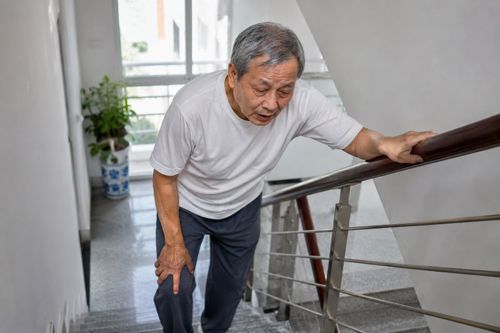 Vì sao leo cầu thang nhanh mệt
