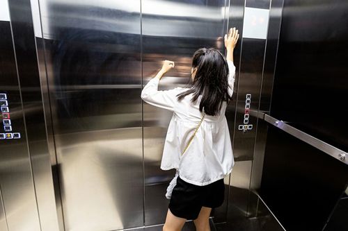 Thang máy bị kẹt phải làm sao